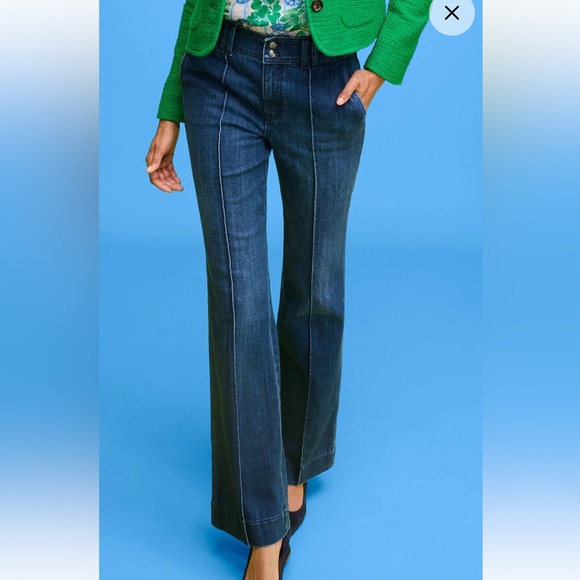 Talbots FLARE LEG PINTUCK JEANS - LAPIS WASH
Size 8 - Picture 3 of 9